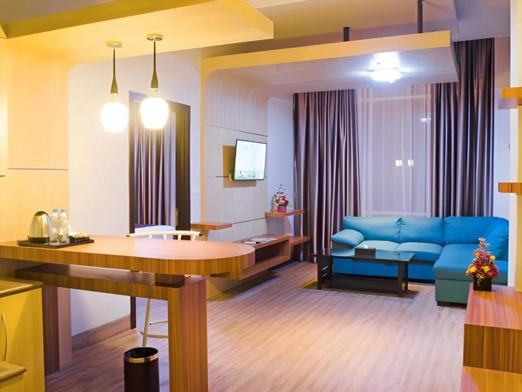 Ayola First Point Hotel Pekanbaru Eksteriør billede