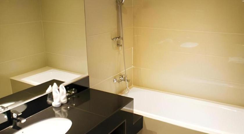 Ayola First Point Hotel Pekanbaru Eksteriør billede