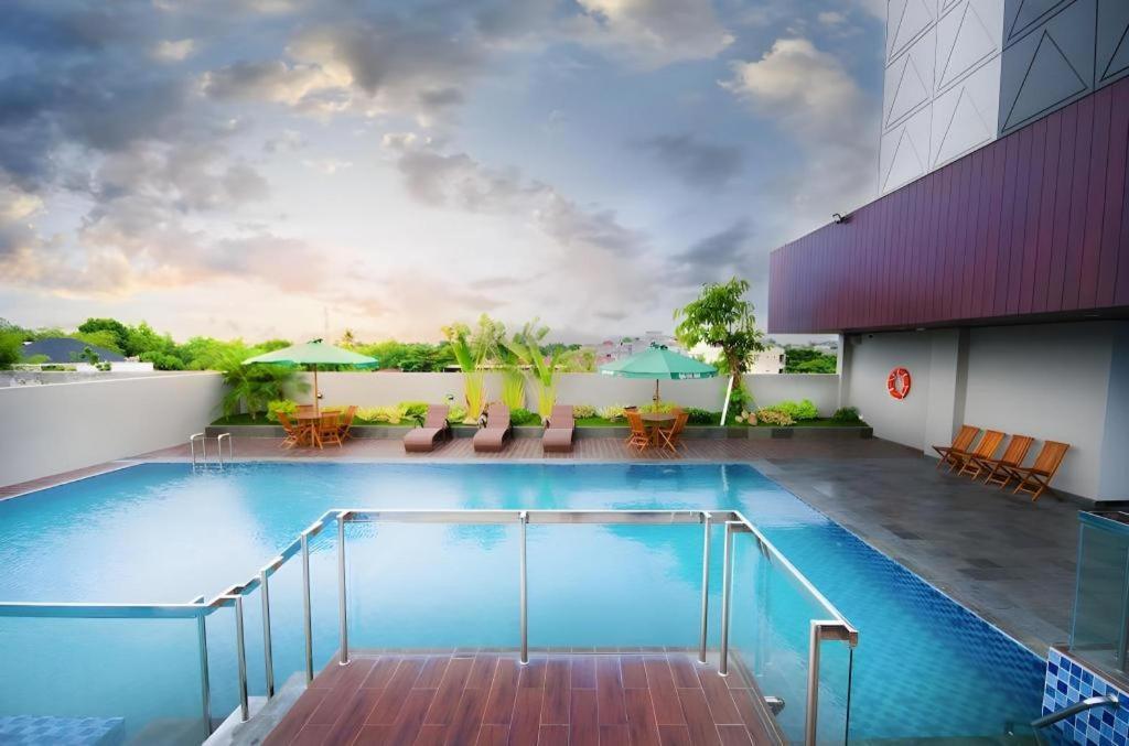 Ayola First Point Hotel Pekanbaru Eksteriør billede