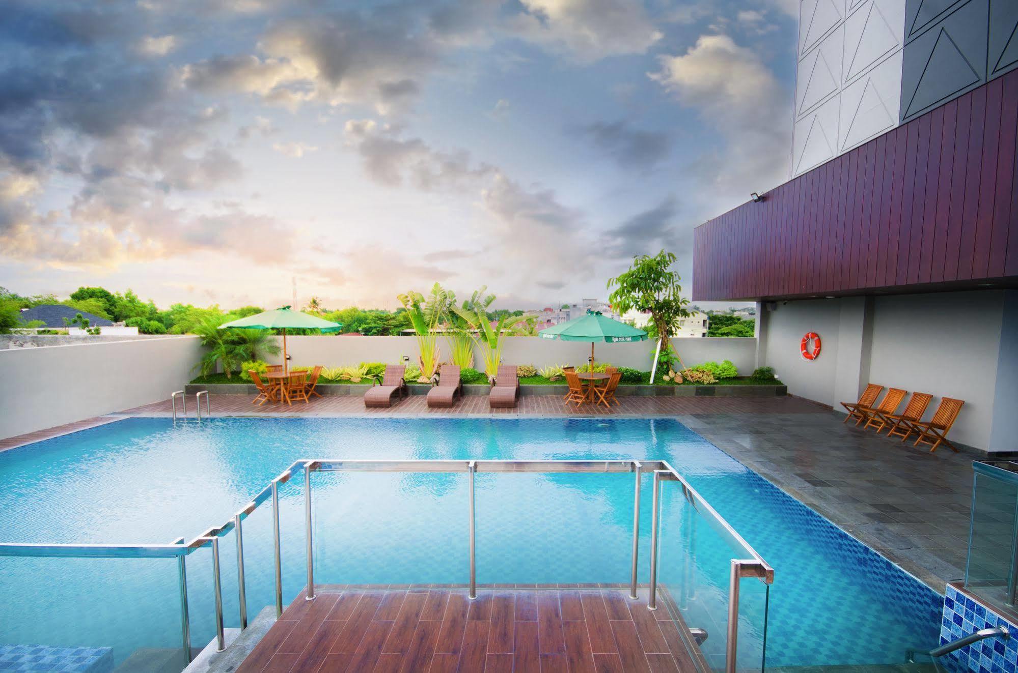 Ayola First Point Hotel Pekanbaru Eksteriør billede