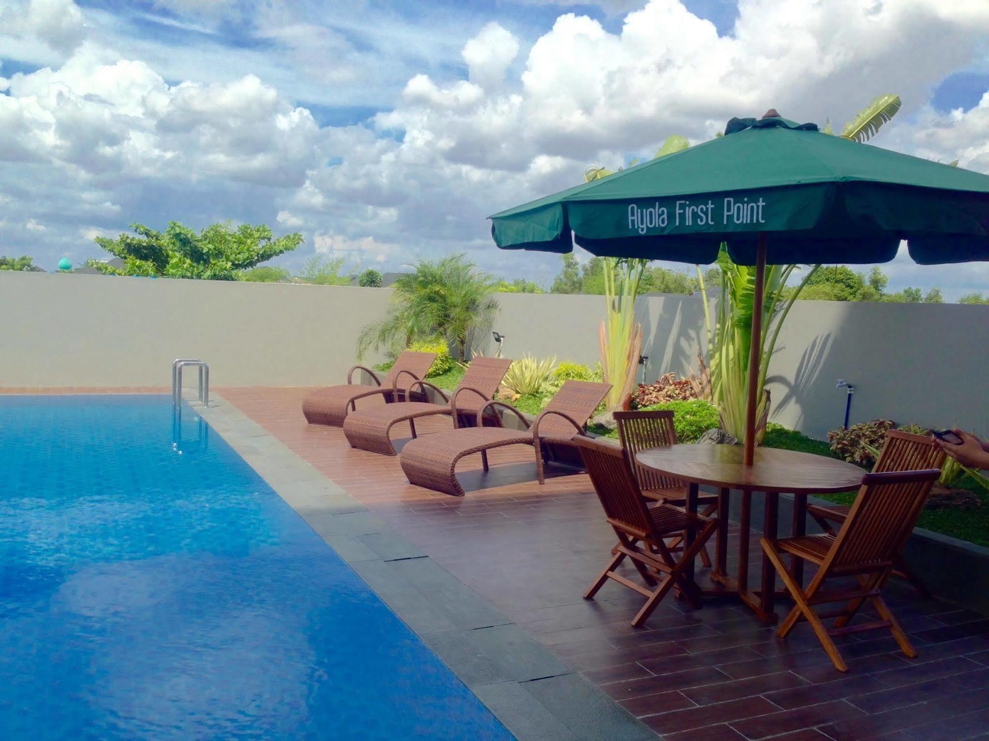 Ayola First Point Hotel Pekanbaru Eksteriør billede